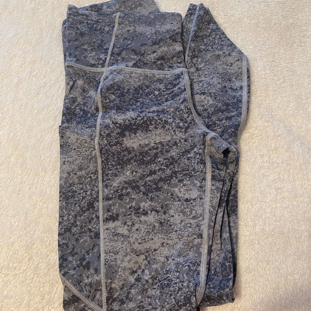 Lululemon size 6, fast and free